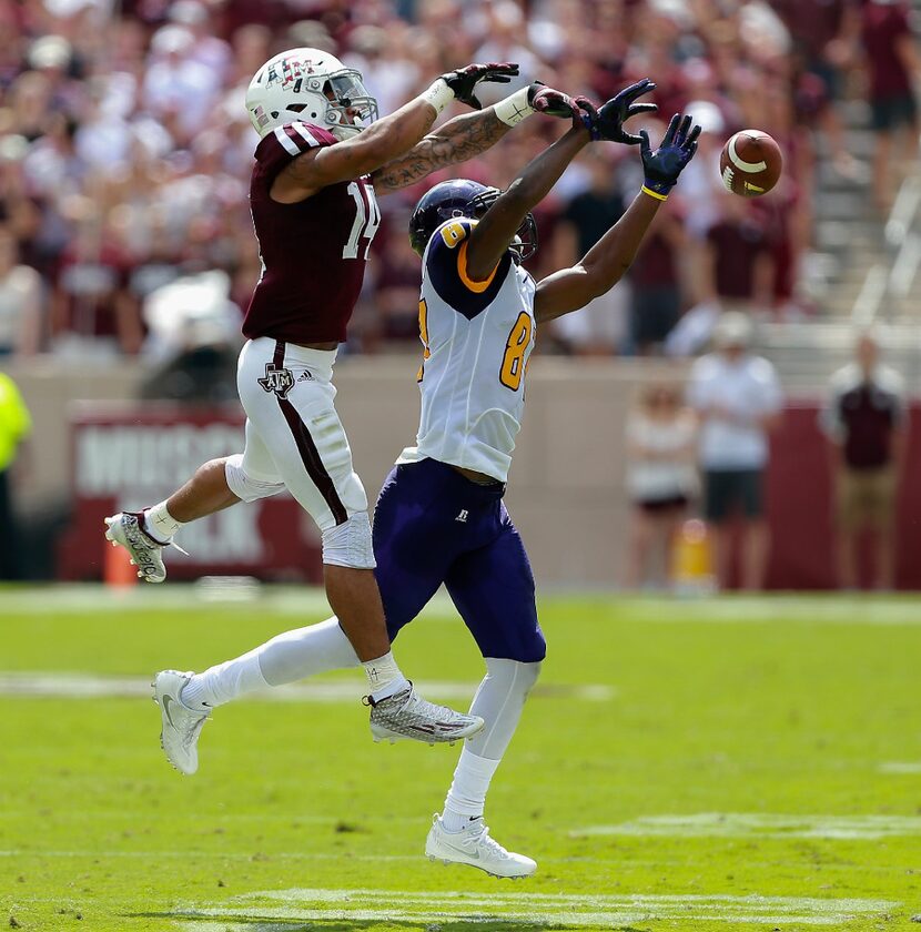 COLLEGE STATION, TX - SEPTEMBER 10:  Justin Evans #14 of the Texas A&M Aggies deflects a...