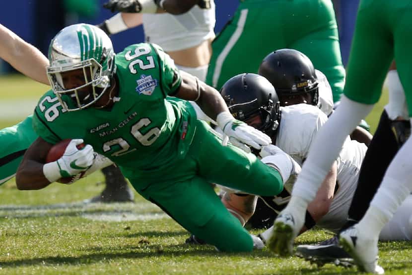 North Texas junior running back Jeffrey Wilson (26) rushes the football against the Army...