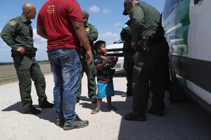 Un niño es tomado en custodia por agentes de la Patrulla Fronteriza en la zona del Río...