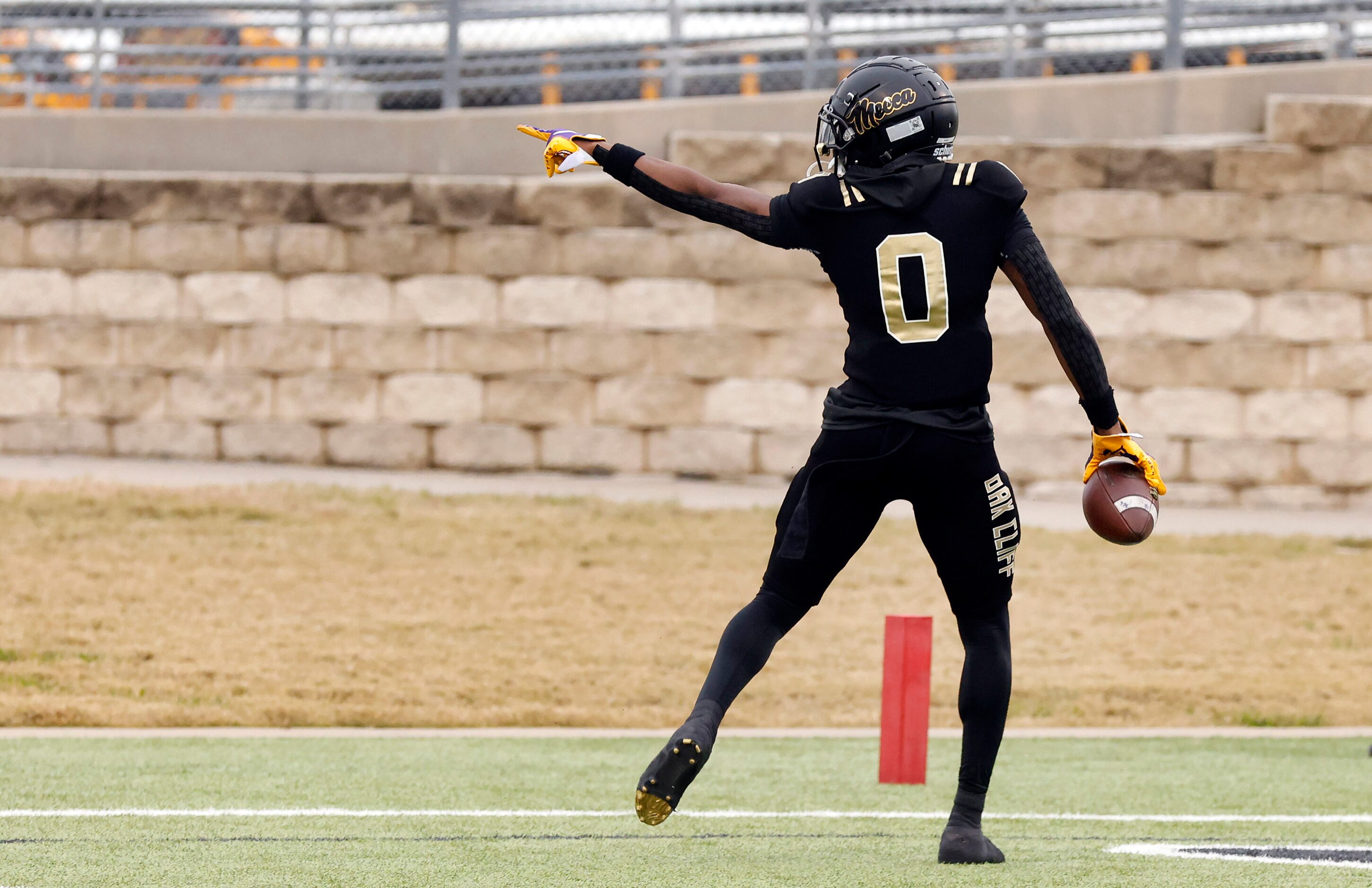 South Oak Cliff Jayvon Thoms (0) celebrates his first quarter touchdown against Midlothian...