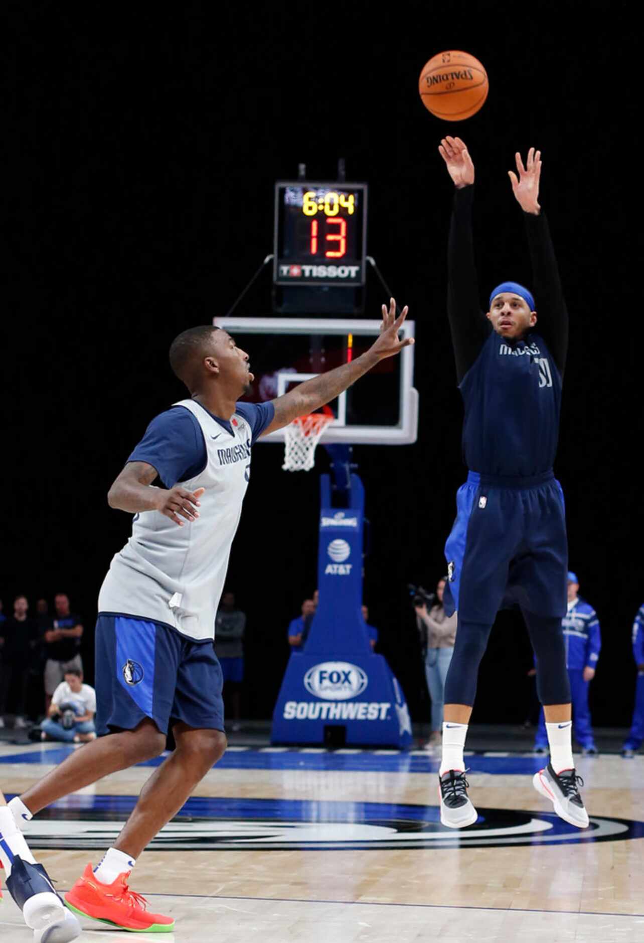 Dallas Mavericks guard Seth Curry (30) shoots over the defense guard Delon Wright (55)...