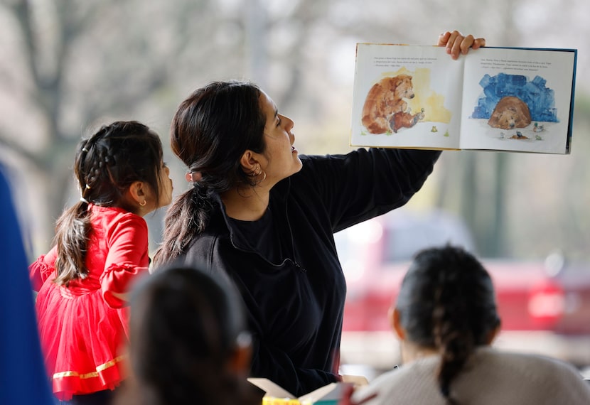 Fatima Ramírez of Dallas reads a book in Spanish for the children who participate in the...