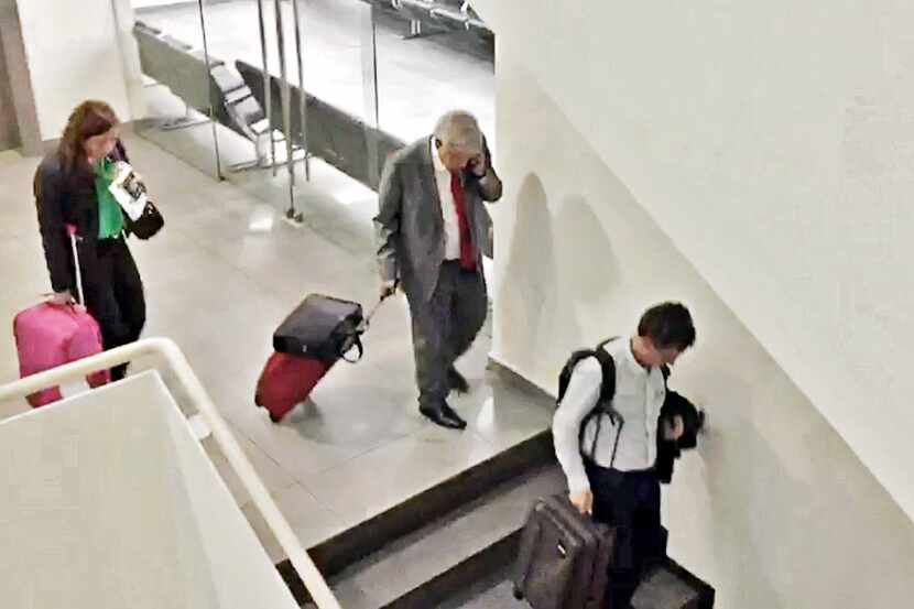 En el trayecto por el Aeropuerto Internacional de la Ciudad de México cargó su propia maleta...