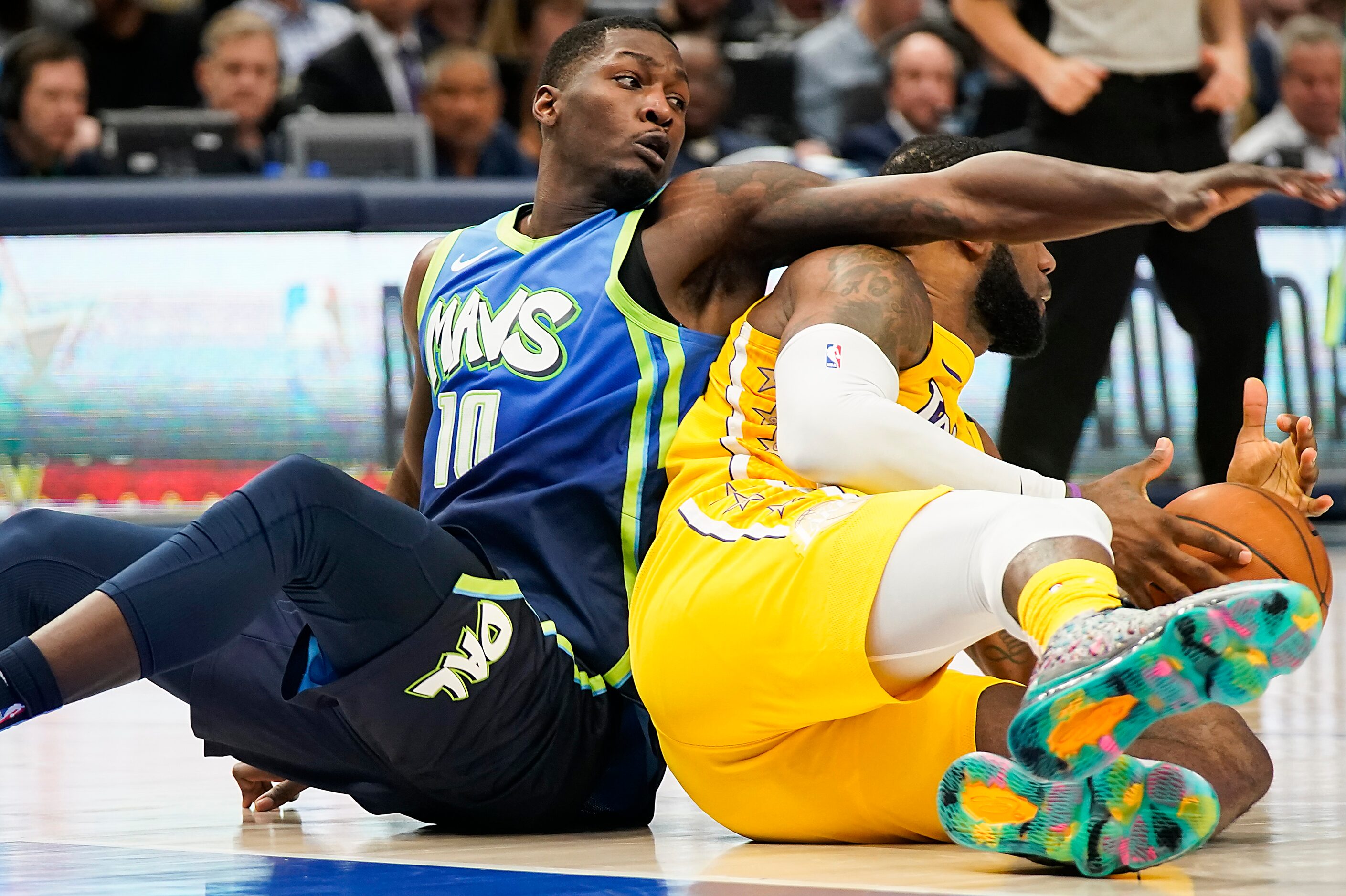 Dallas Mavericks forward Dorian Finney-Smith (10) fights for a rebound with Los Angeles...