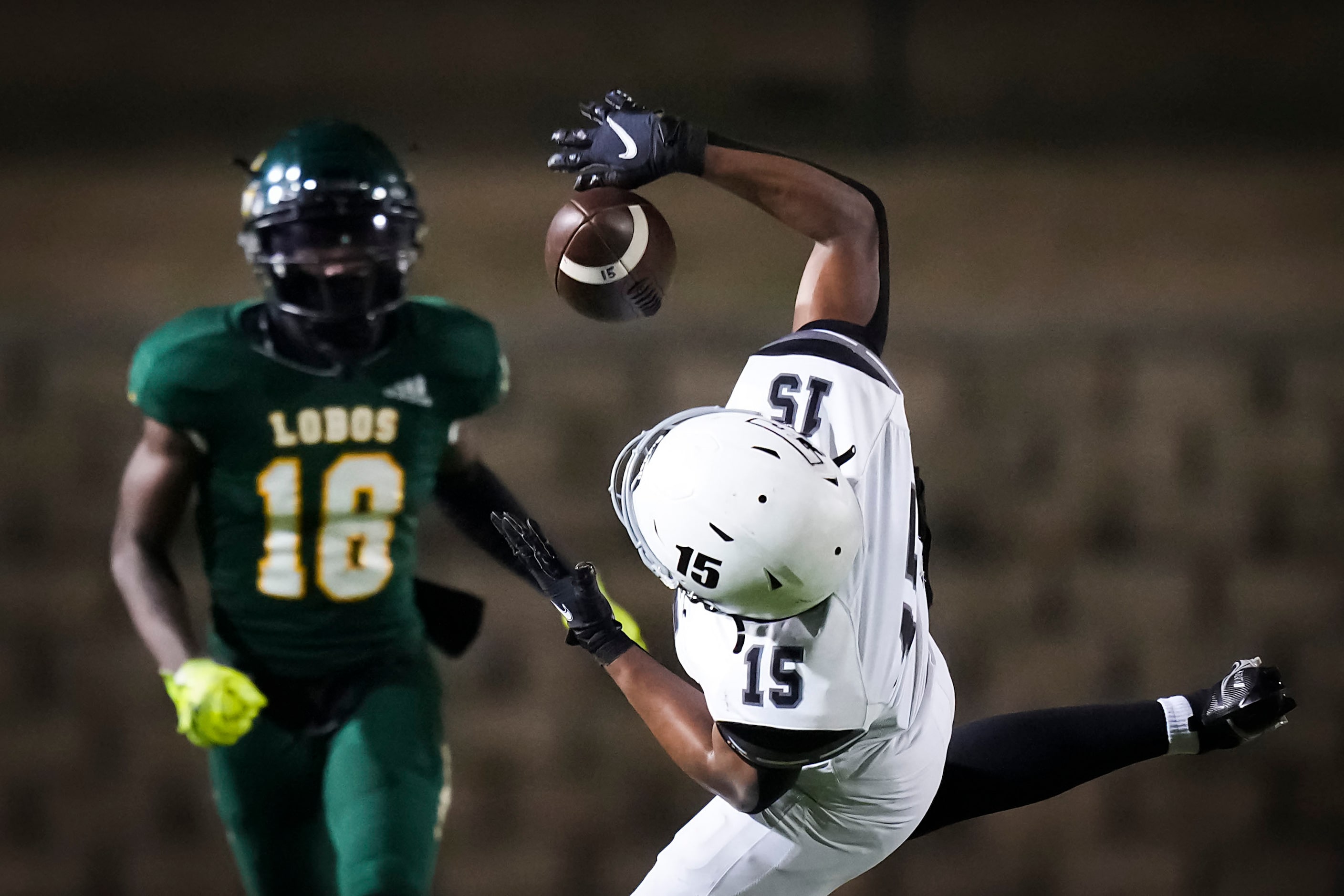 Mansfield Timberview wide receiver Titus Evans (15) hauls in a long pass during the first...