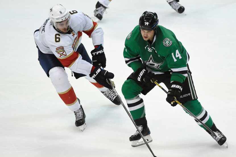 Dallas Stars left wing Jamie Benn (14) tries to get the puck past Florida Panthers...