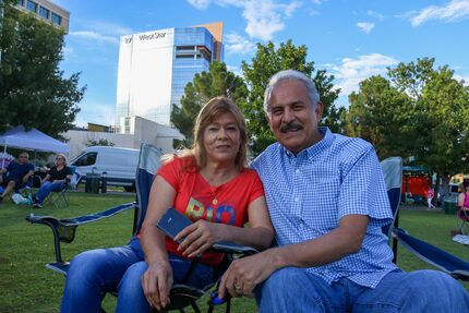 María Teresa Díaz y Emilio Díaz se sentaron frente al escenario para disfrutar de la música...