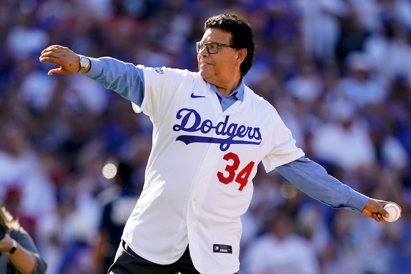 ARCHIVO - El ex lanzador de los Dodgers de Los Ángeles, Fernando Valenzuela realiza el...