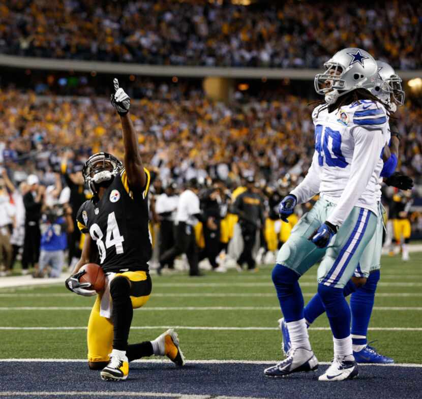 Pittsburgh Steelers wide receiver Antonio Brown (84) points the sky after scoring a...