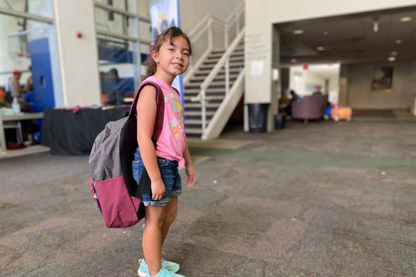 Ana Soriano, de 6 años, posa con su nueva mochila en un evento de repartición de útiles...