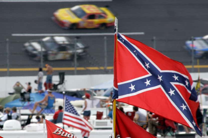 La bandera confederada ondea en una carrera de la categoría NASCAR en el Talladega...