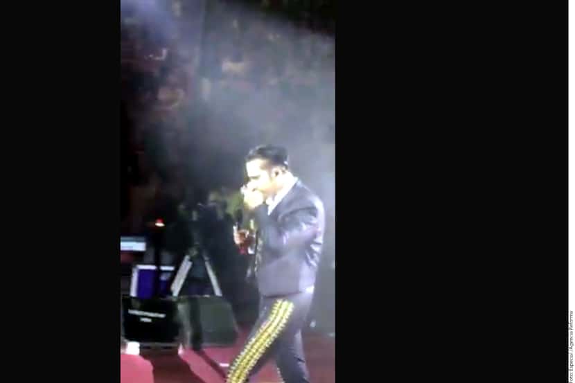 El cantante Alejandro Fernández ya no aguantó las náuseas y tuvo que salir a vomitar./...