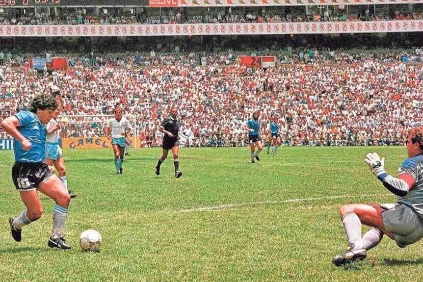 Diego Armando Maradona concreta el mejor gol en la historia de los mundiales al dejar...