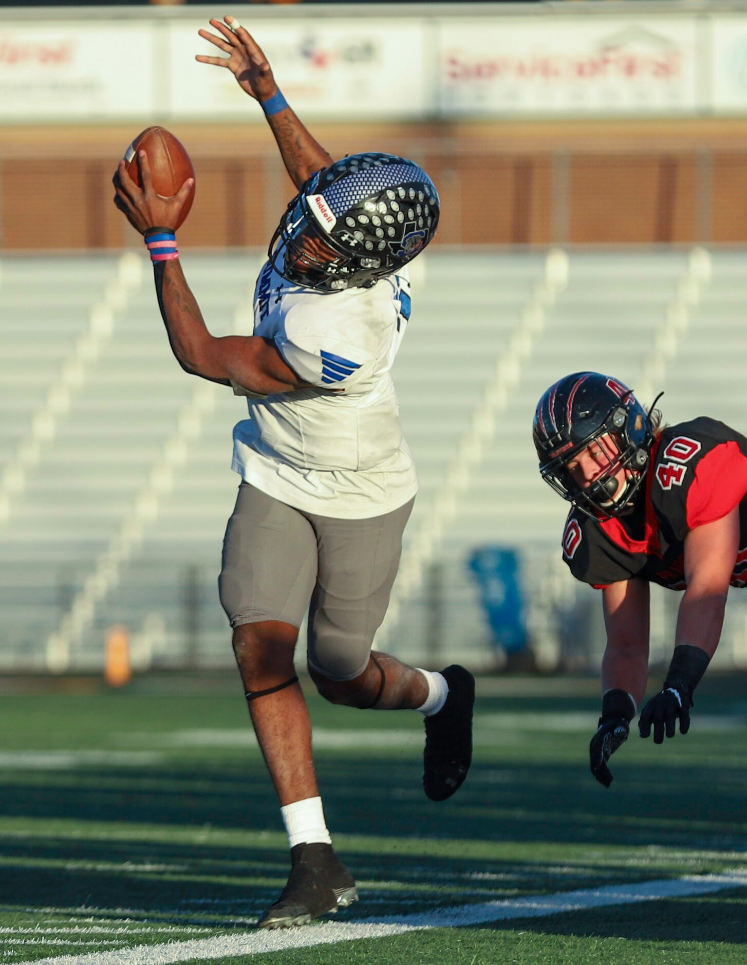 Colleyville Heritage linebacker Quinn Korinek (40)pushes Mansfield Summit quarterback David...