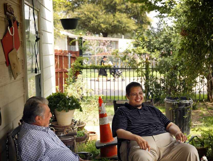 Raúl Reyes y su hijo Raúl Jr. en su hogar en Sylvan Avenue. Reyes ha vivido en el vecindario...