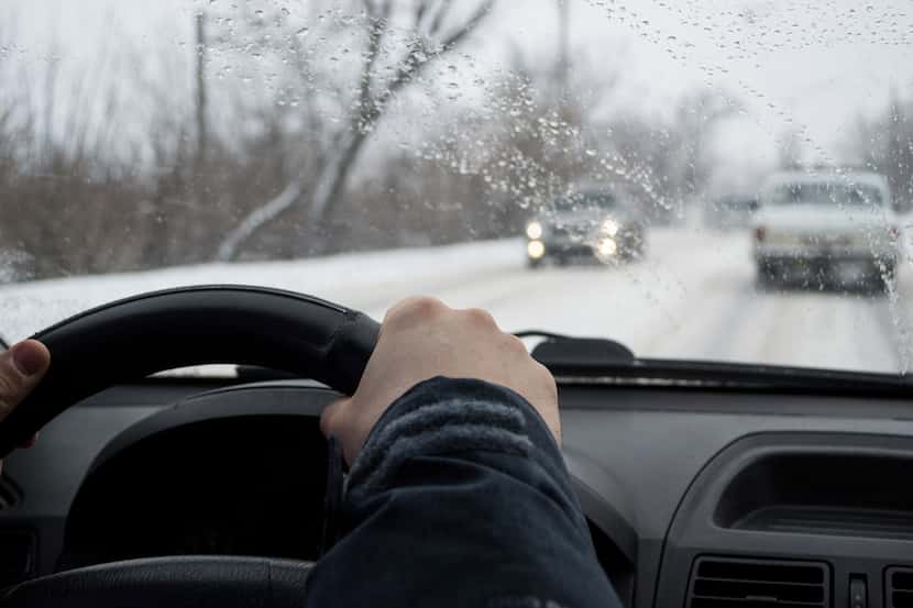 Una tormenta invernal con hielo y nieve provoca que las calles y carreteras se congelen,...
