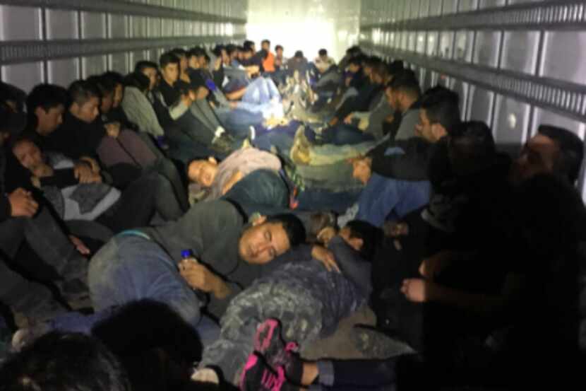 En la caja del camión de carga fueron encontrados inmigrantes de Los inmigrantes procedían...