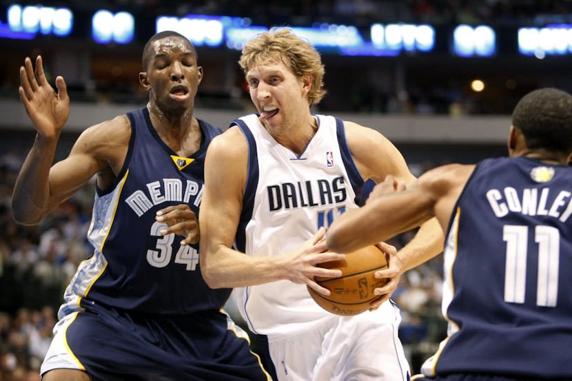 Dallas Mavericks forward Dirk Nowitzki (41) drives between Memphis Grizzlies Hasheem Thabeet...