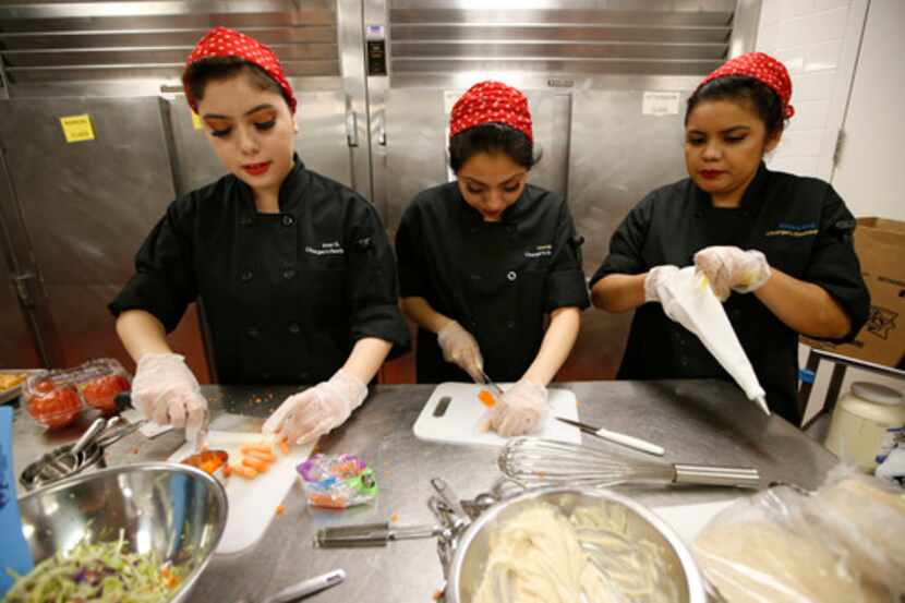 Irma Gutiérrez, Yasmin Milan y Alondra Gallegos de la preparatoria Emmet J. Conrad...