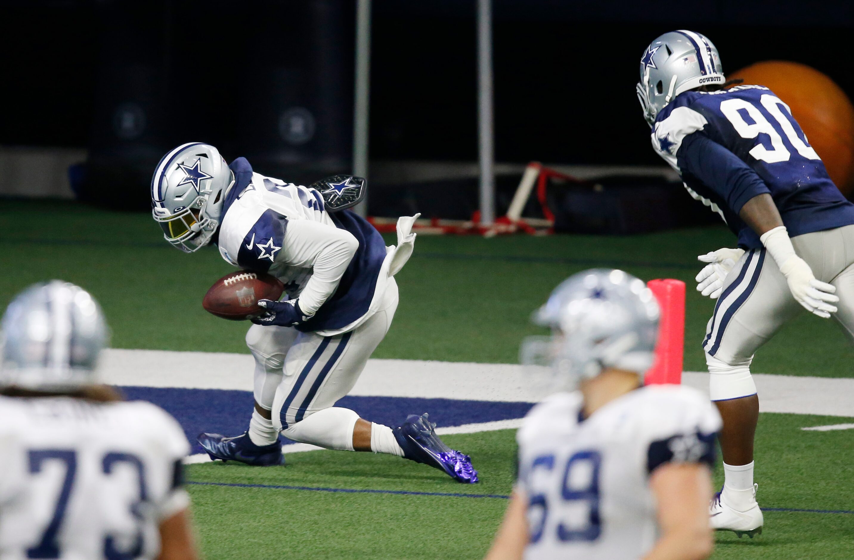 Dallas Cowboys running back Ezekiel Elliott (21) catches a pass in front of Dallas Cowboys...