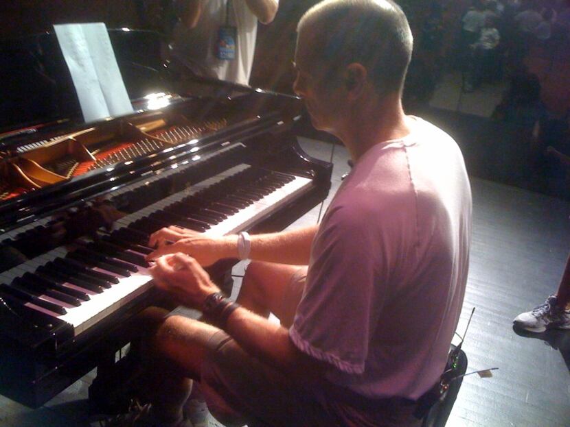 Mavericks head coach Rick Carlisle performs on the piano for students at W.E. Greiner...