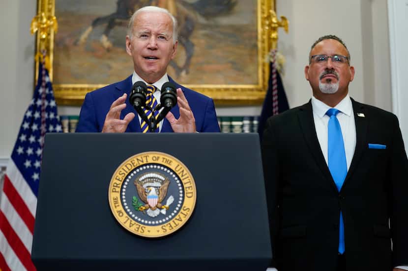 El presidente Joe Biden habla sobre la condonación de la deuda de préstamos estudiantiles en...
