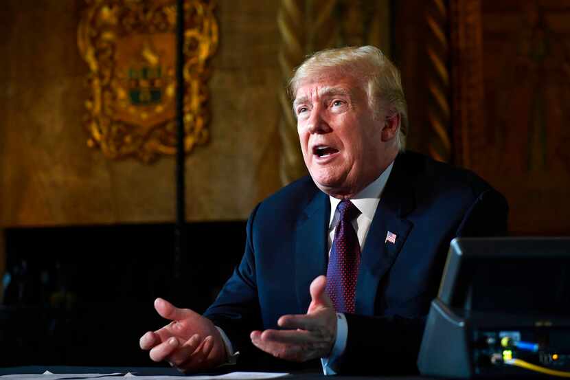 Donald Trump habla con periodistas en su casa de Mar-A-Lago en Palm Beach, Florida, el 22 de...