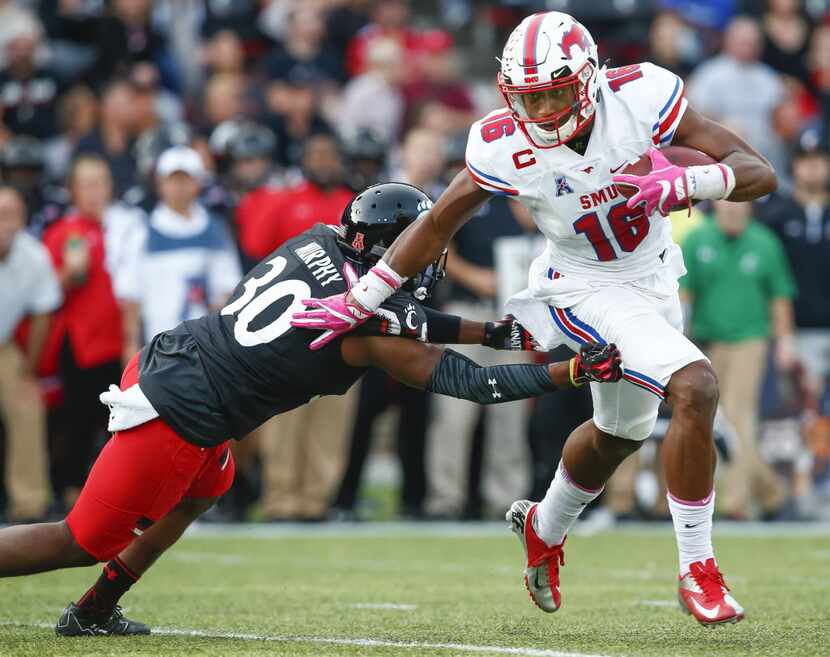 CINCINNATI, OH - OCTOBER 21: Courtland Sutton #16 of the Southern Methodist Mustangs runs...