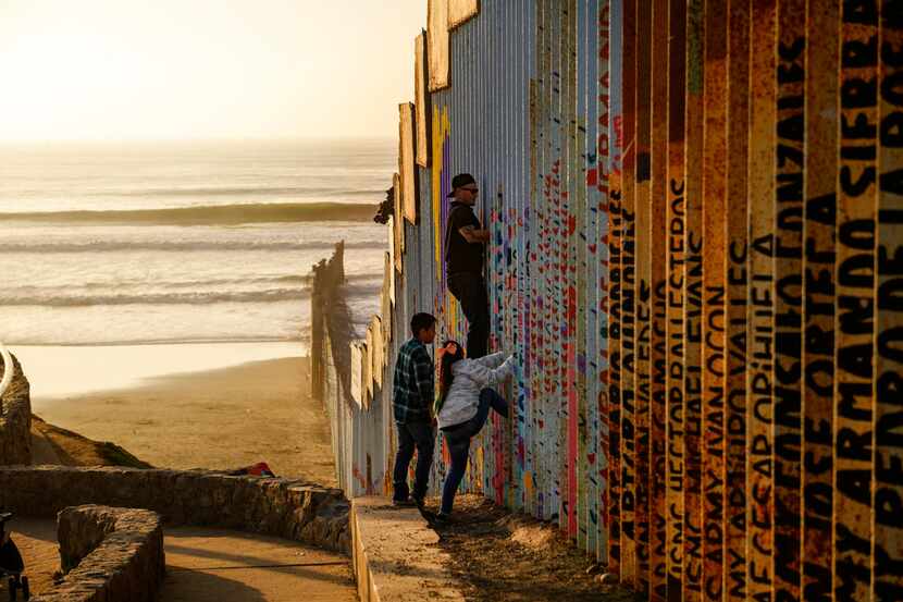 Foto de la barrera entre Estados Unidos y México, cerca de Tijuana, México, el 24 de...
