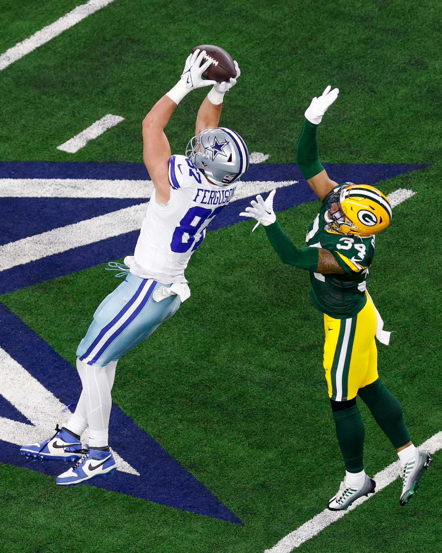 Dallas Cowboys tight end Jake Ferguson (87) makes a leaping catch against Green Bay Packers...