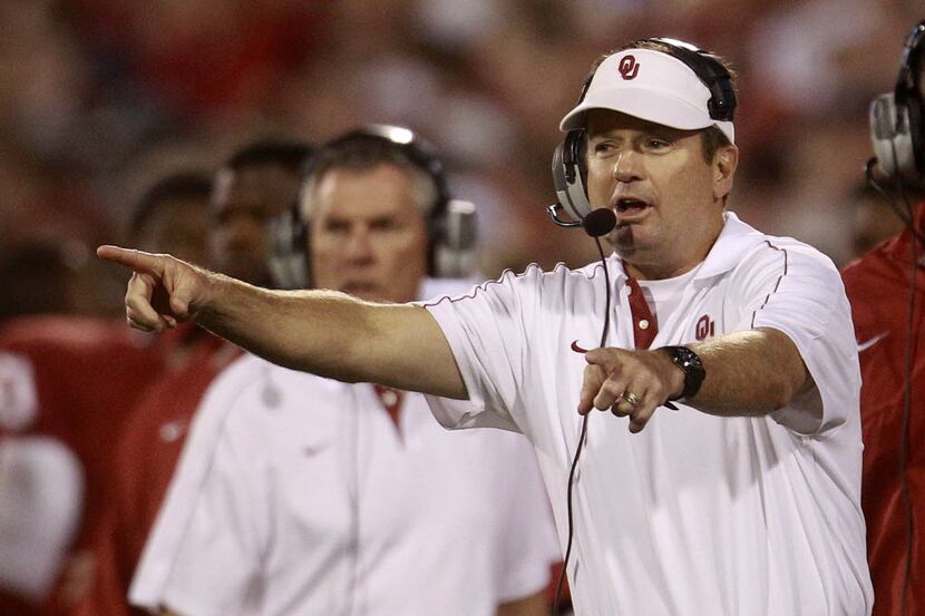 Oklahoma head coach Bob Stoops gestures to his team during the secondquarter of an NCAA...