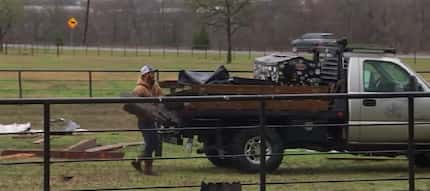 Un hombre limpia los escombros del tornado que atravesó Rockwall el 30 de marzo de 2022.