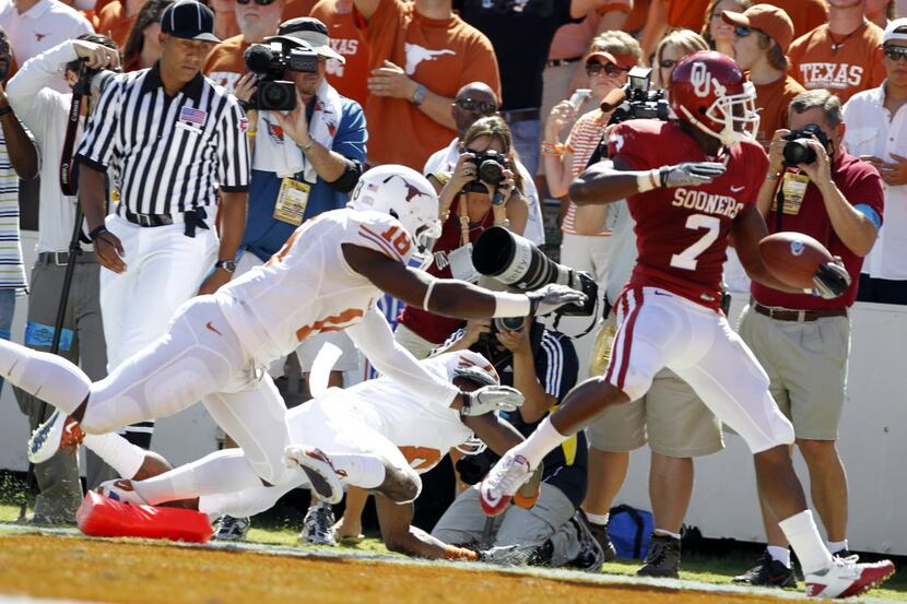 Oklahoma Sooners running back DeMarco Murray (7) crosses into the endzone for a TD chased by...