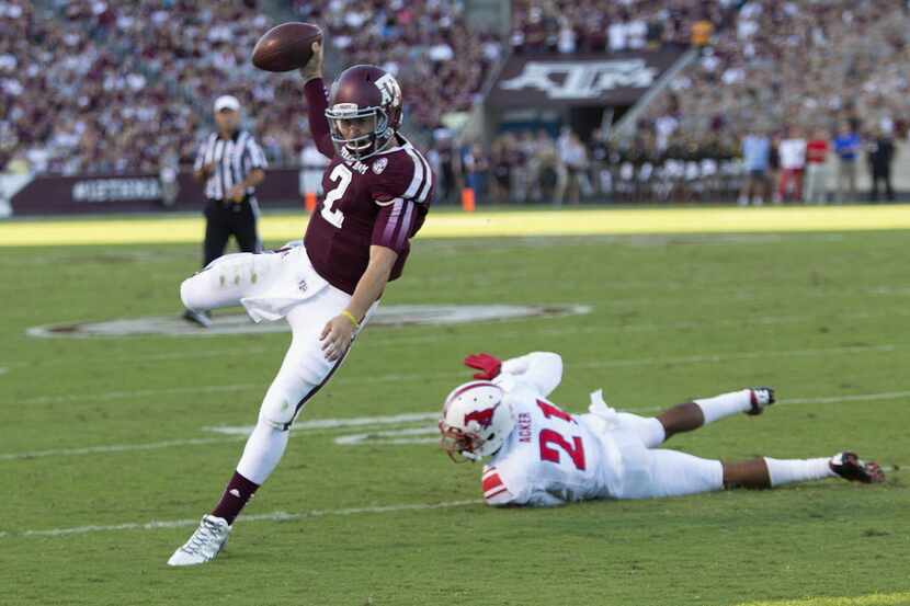 Texas A&M quarterback Johnny Manziel (2) rushes for a 7 yard touchdown as he avoids the...