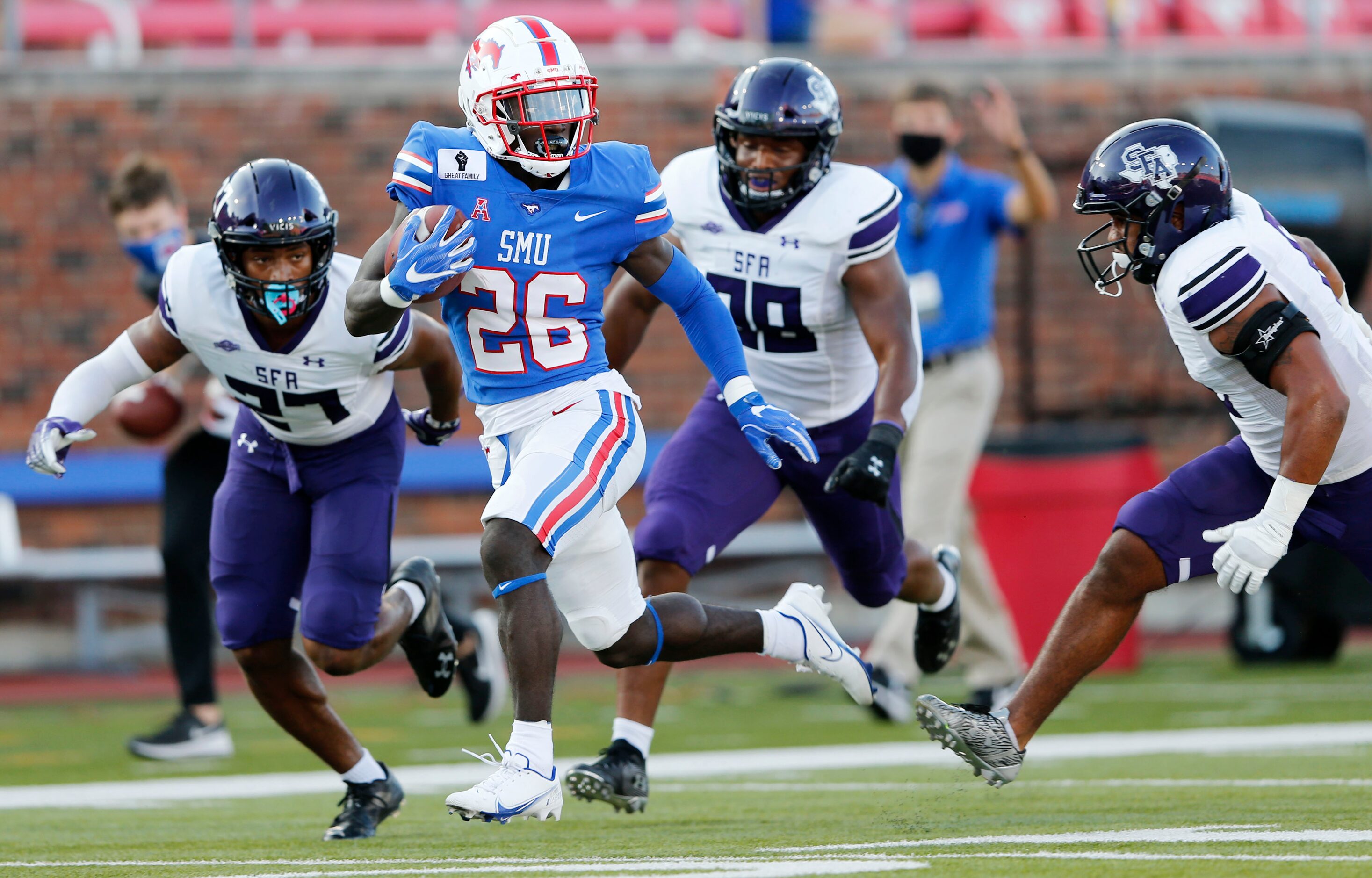 Southern Methodist Mustangs running back Ulysses Bentley IV (26) breaks away from the...