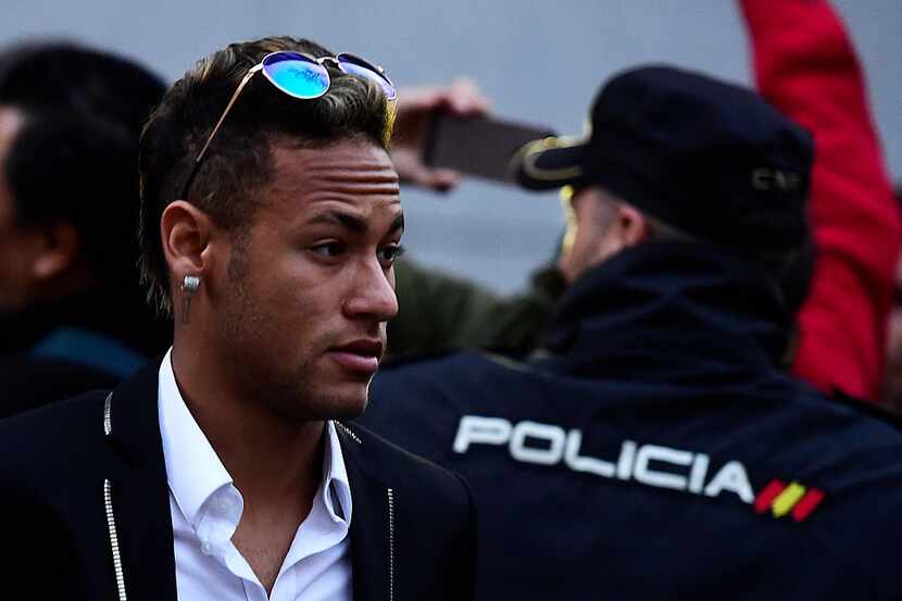 Neymar enfrenta un juicio por cargos relacionados con su pase al Barça hace cuatro años....