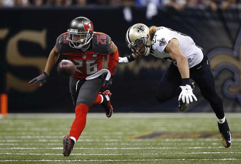 Tampa Bay Buccaneers defensive back Sterling Moore (26) and New Orleans Saints wide receiver...