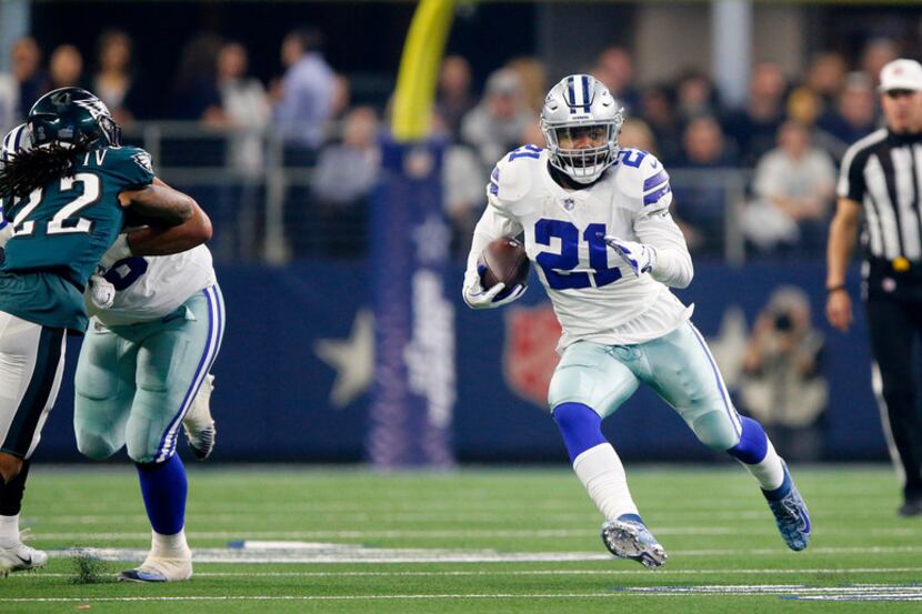 Dallas Cowboys running back Ezekiel Elliott (21) cuts to the outside after running through a...
