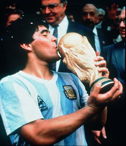Foto de archivo (29/06/1986) del jugador argentino Diego Armando Maradona cuando lideró a...