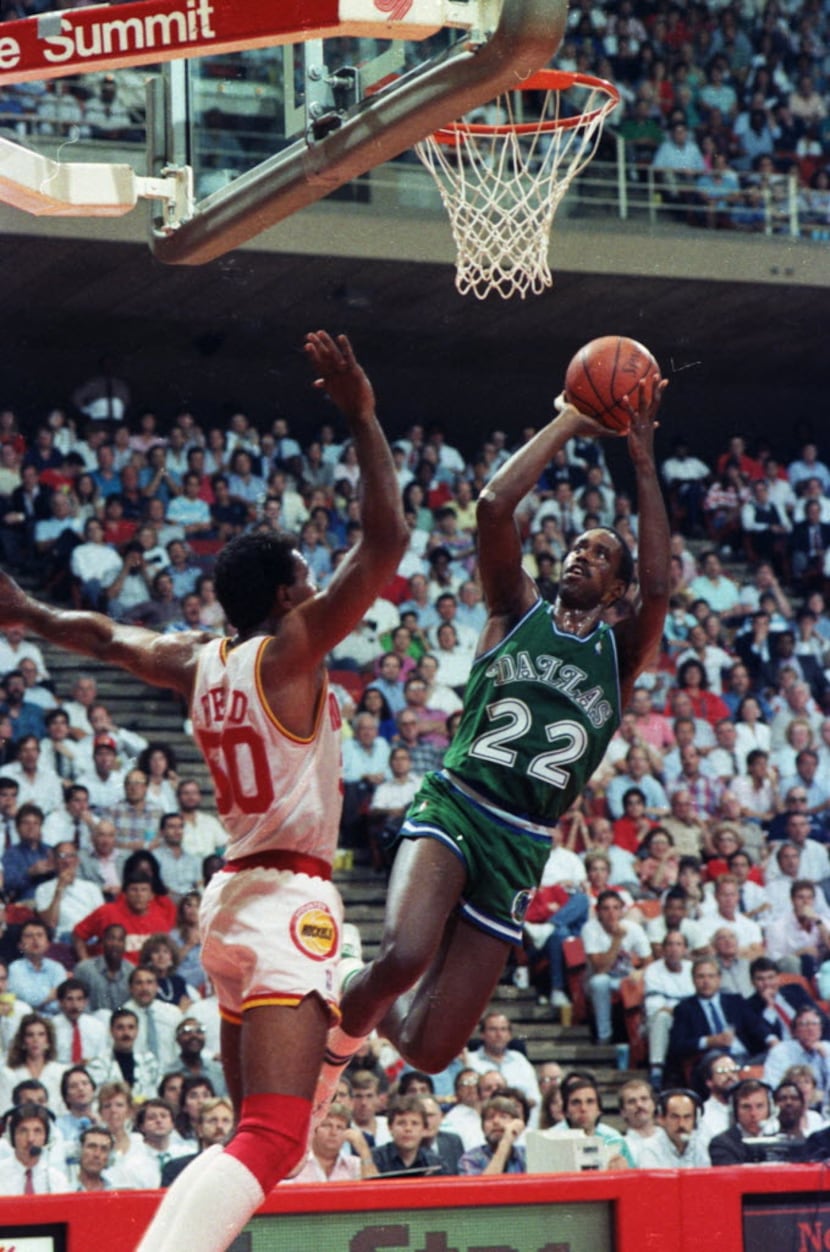 Dallas Mavericks guard Rolando Blackman (22) shoots the ball over Houston Rockets guard...