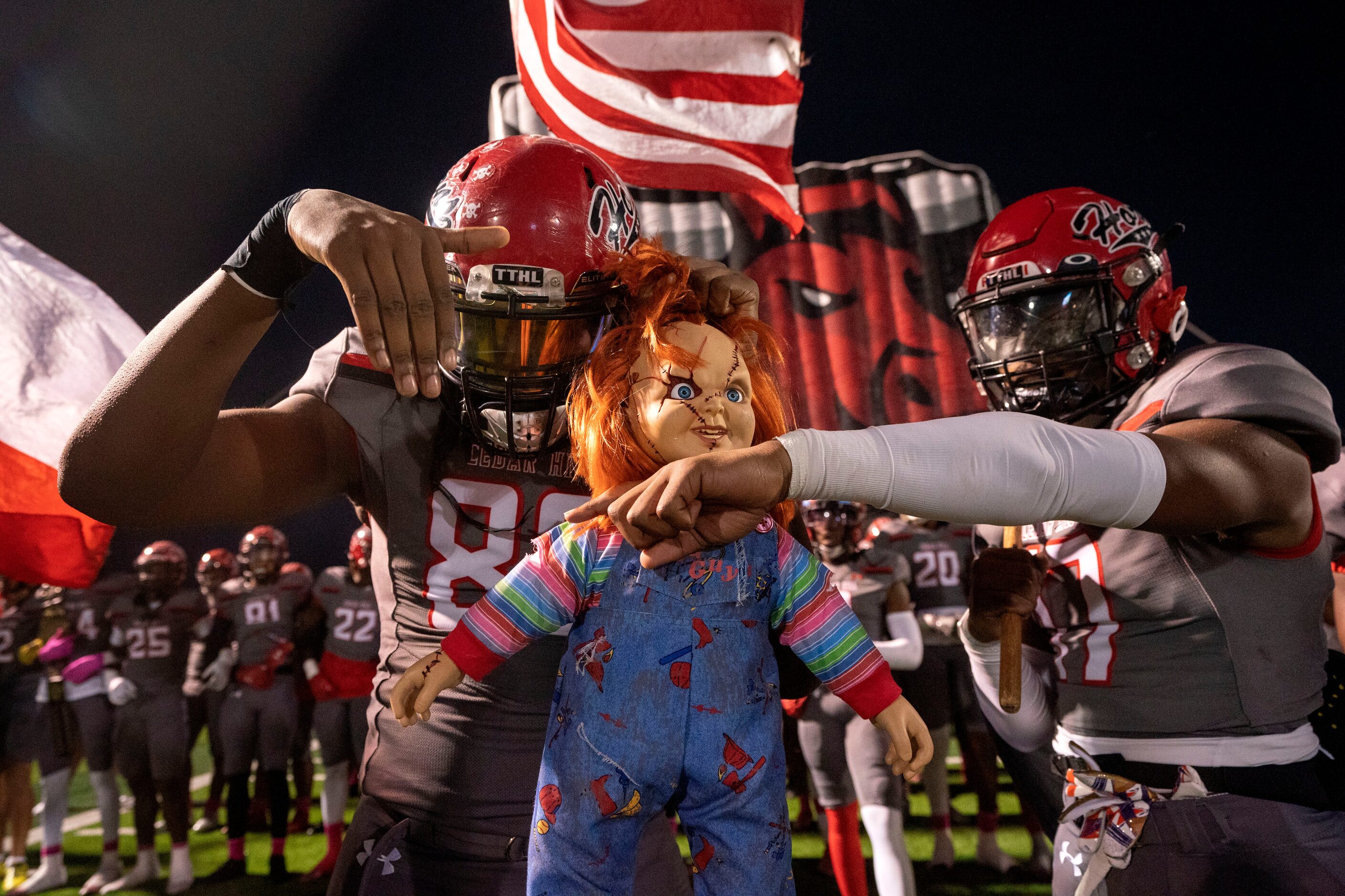 Cedar Hill senior wide receiver Gary Conley-Scruggs (80) and sophomore quarterback Matt...