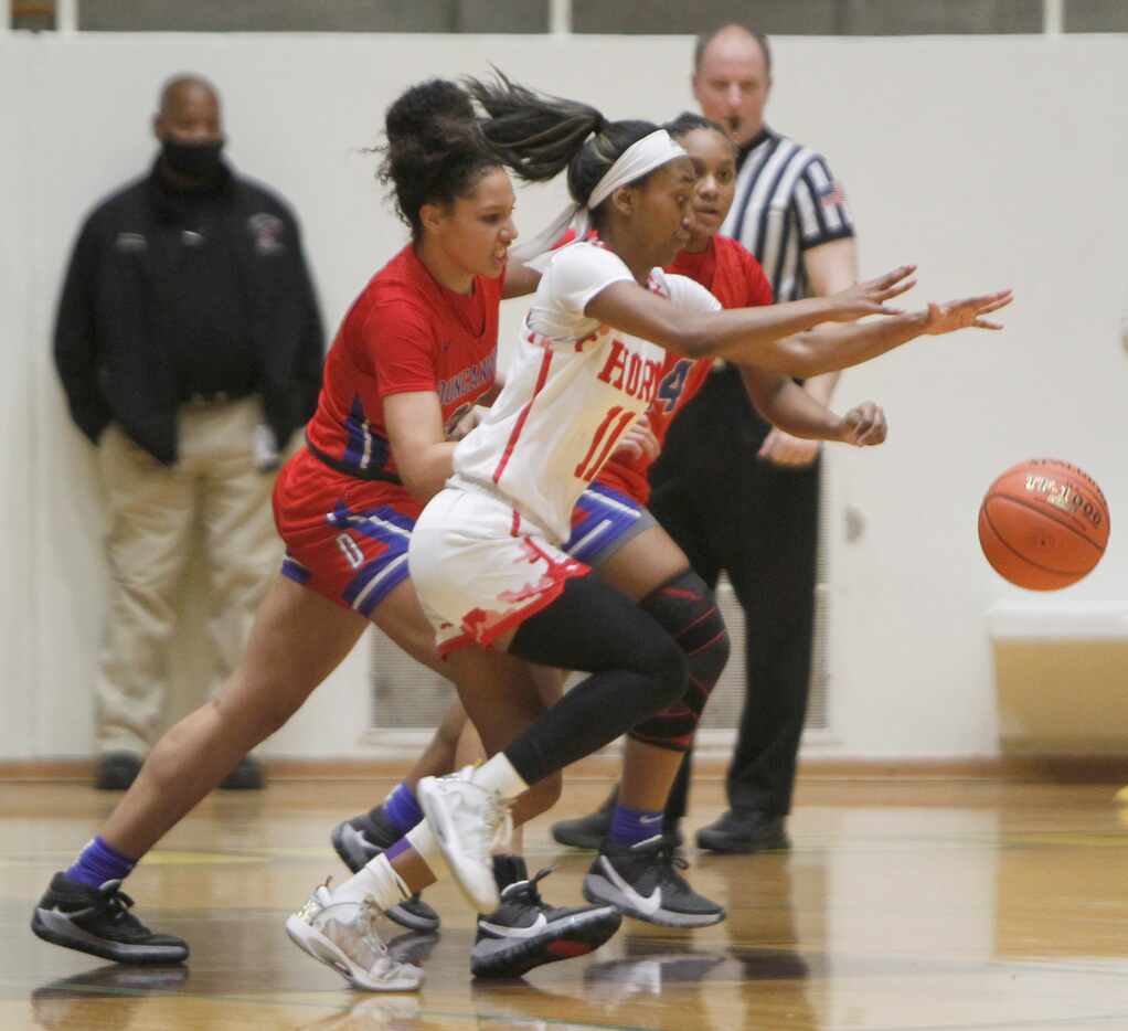Mesquite Horn guard Asiya Sabr (11) reaches for a loose ball as she is challenged by...