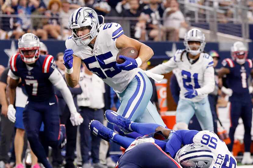 Dallas Cowboys linebacker Leighton Vander Esch (55) scooped up a fumble by New England...