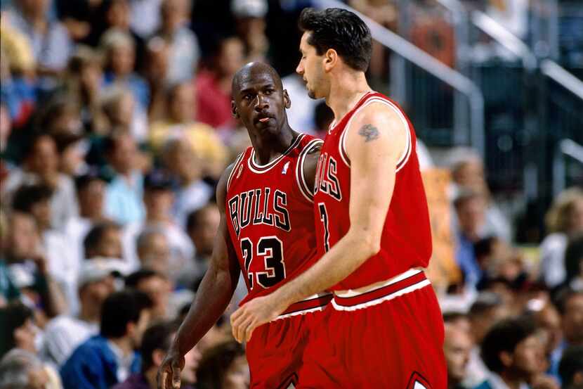 Michael Jordan (23) y Toni Kukoc (7) titulares de los Bulls de Chicago en la final de la NBA...