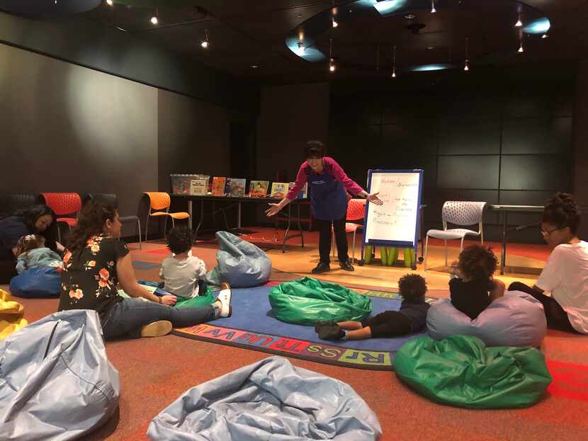 La hora bilingüe de cuentos es un programa del Youth Discovery Center en la Biblioteca...