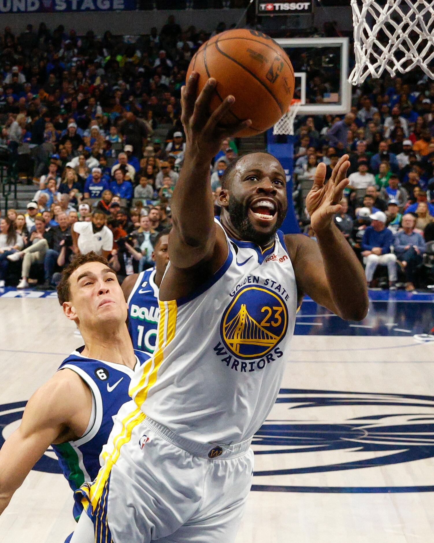 Golden State Warriors forward Draymond Green (23) attempts a layup ahead of Dallas Mavericks...