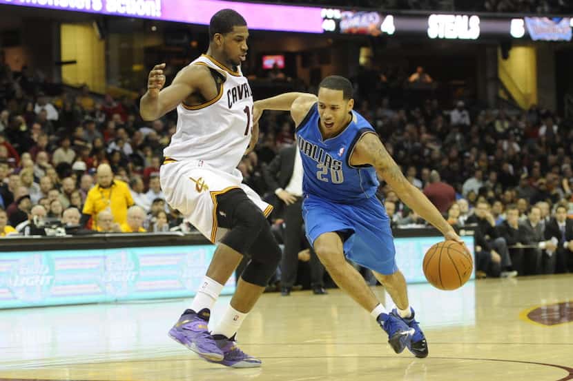 Dallas Mavericks point guard Devin Harris (20) drives against Cleveland Cavaliers power...