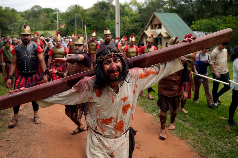 Representación de la Pasión de Cristo en Atyra, Paraguay, el viernes 7 de abril de 2023. (AP...