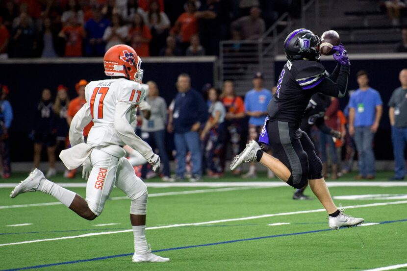 Frisco Independence junior wide receiver Colton Nielsen (1) pins the ball to his face mask...