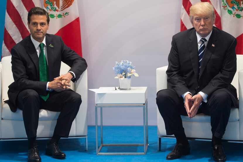 Enrique Peña Nieto y Donald Trump, en una reunión de presidentes en  Alemania, en julio....